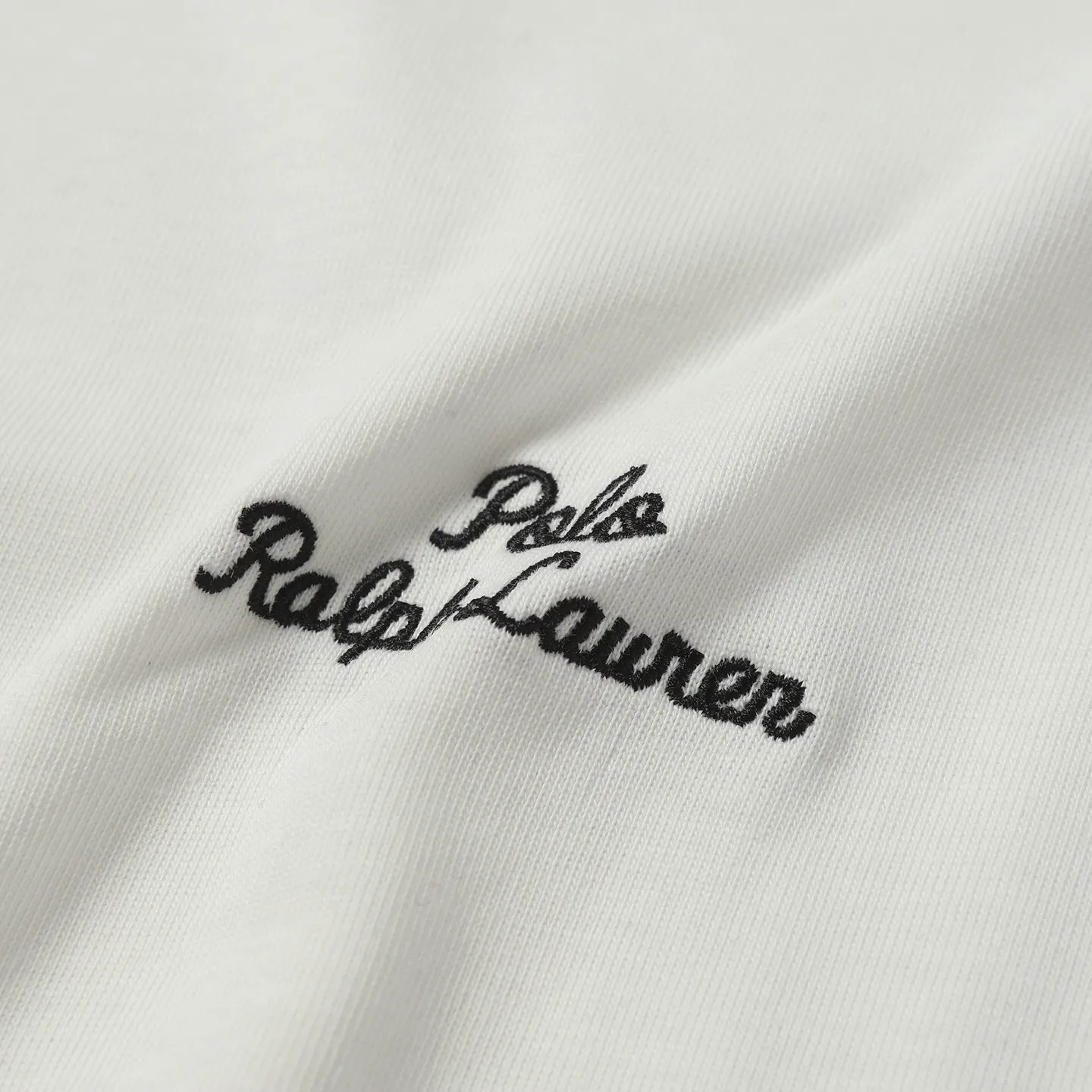 P126 Style number: 506 Ralph Lauren/Ralph Lauren 25ss summer new round-neck T-shirt with English letter embroidery. The main logo on the neck has a QR code mark, which can be scanned for verification. The detailed English letter logo embroidery is all high-density and made with imported Tajima machines, which distinguishes low-quality products on the market. 32 counts, 240g hydrophilic toner, 100% cotton fabric, comfortable and soft, highly breathable, focusing on high-end cost-effectiveness, needless to say good quality. Available in a variety of colors, both boys and girls can try this genderless style, giving them a yuppie tone in no time. Immerse yourself in your leisurely style, and have your own style in retro. Natural, vivid and very French romantic feelings, perfectly integrating youthful atmosphere and trend. Color: black, white, green, sky blue Size: S-xL S Shoulder width 44 Bust 104 Sleeve length 23 Clothing length 72 M Shoulder width 45 Bust 108 Sleeve length 24 Clothing length 74 L Shoulder width 46 Bust 112 Sleeve length 25 Clothing length 76 xL Shoulder width 47 Bust 116 Sleeve length 26 Clothing length 78